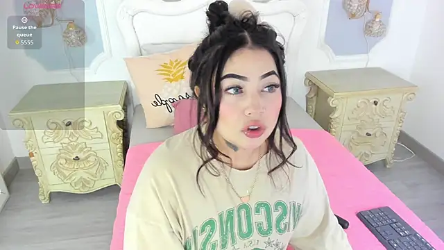 Snapshot of MeganStar__ chatting on November 18, 12:31 pm MeganStar online show from November 18, 12:31 pm