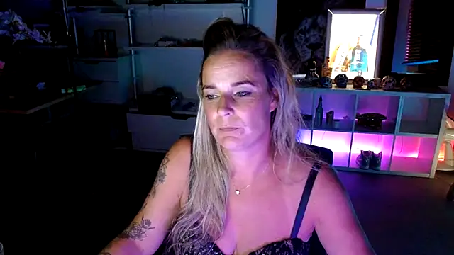 Snapshot of Mrs-Aurora chatting on October 2, 7:21 pm Mrs-Aurora online show from October 2, 7:21 pm