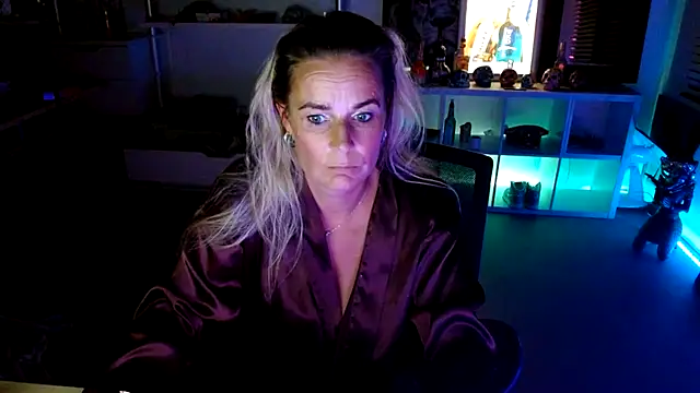 Snapshot of Mrs-Aurora chatting on October 6, 9:45 pm Mrs-Aurora online show from October 6, 9:45 pm