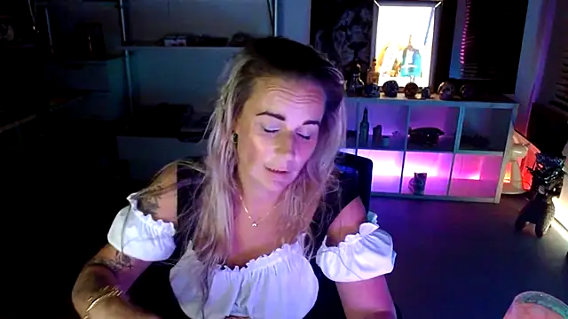 Snapshot of Mrs-Aurora chatting on October 10, 9:25 pm Mrs-Aurora online show from October 10, 9:25 pm