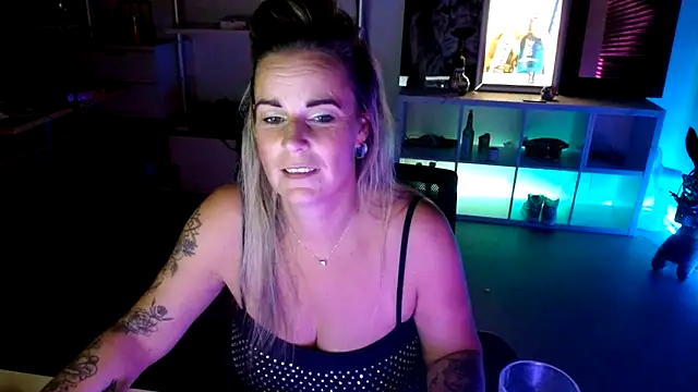 Snapshot of Mrs-Aurora chatting on October 16, 9:16 pm Mrs-Aurora online show from October 16, 9:16 pm