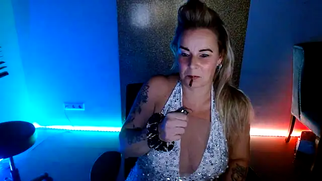 Snapshot of Mrs-Aurora chatting on November 25, 7:58 pm Mrs-Aurora online show from November 25, 7:58 pm