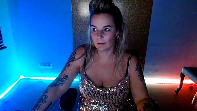 Snapshot of Mrs-Aurora chatting on December 2, 11:56 pm Mrs-Aurora online show from December 2, 11:56 pm