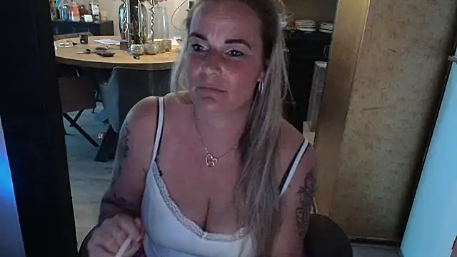 Mrs-Aurora online show from April 27, 4:54 am
