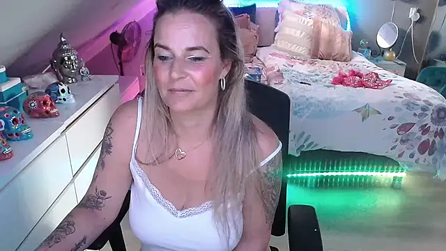 Snapshot of Mrs-Aurora chatting on May 6, 12:10 pm Mrs-Aurora online show from May 6, 12:10 pm
