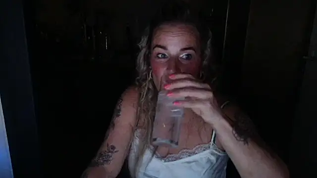 Snapshot of Mrs-Aurora chatting on May 9, 9:42 pm Mrs-Aurora online show from May 9, 9:42 pm
