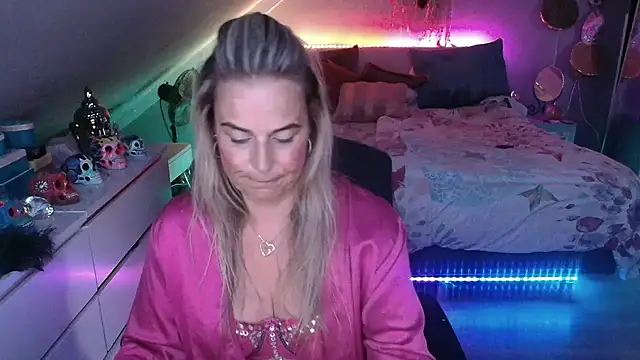 Snapshot of Mrs-Aurora chatting on May 16, 7:01 pm Mrs-Aurora online show from May 16, 7:01 pm