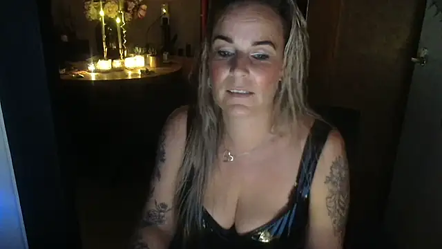 Snapshot of Mrs-Aurora chatting on May 20, 10:16 pm Mrs-Aurora online show from May 20, 10:16 pm