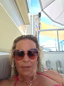 Snapshot of Mrs-Aurora chatting on May 24, 12:54 pm Mrs-Aurora online show from May 24, 12:54 pm