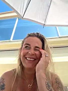 Snapshot of Mrs-Aurora chatting on May 25, 1:06 pm Mrs-Aurora online show from May 25, 1:06 pm