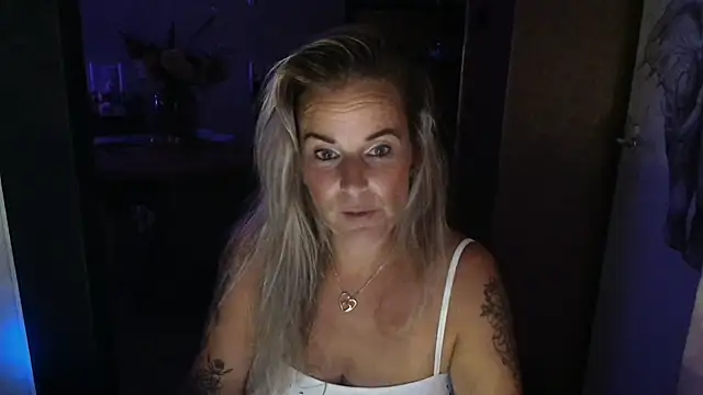 Snapshot of Mrs-Aurora chatting on July 3, 9:32 pm Mrs-Aurora online show from July 3, 9:32 pm