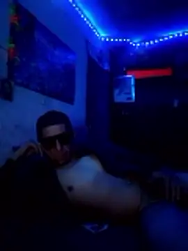 Snapshot of Juniorharo1982 chatting on February 7, 9:24 am Juniorharo1982 online show from February 7, 9:24 am