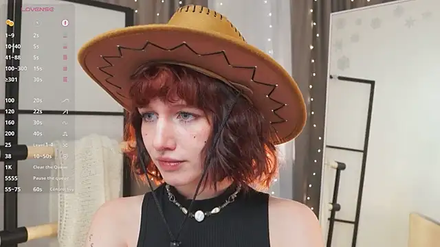 LeelooYolo online show from January 8, 3:47 pm