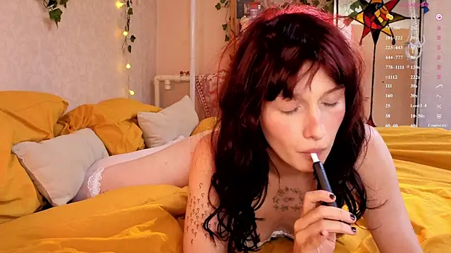 Snapshot of LeelooYolo chatting on June 19, 6:23 pm LeelooYolo online show from June 19, 6:23 pm