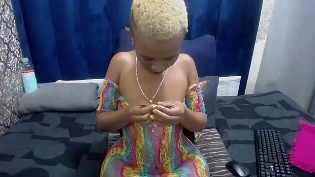 Snapshot of GoldenBigAssCurvy chatting on September 18, 9:17 pm GoldenBigAssCurvy online show from September 18, 9:17 pm