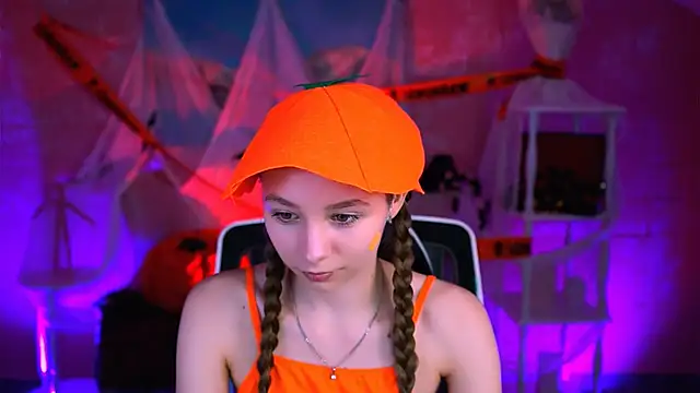 JulieDaniel online show from October 31, 4:35 am