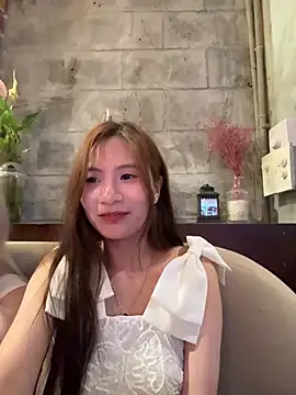 Snapshot of Lil-Gi chatting on April 10, 6:45 pm Lil-Gi online show from April 10, 6:45 pm