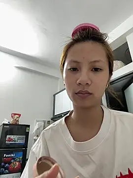 Snapshot of Lil-Gi chatting on May 26, 10:00 am Lil-Gi online show from May 26, 10:00 am
