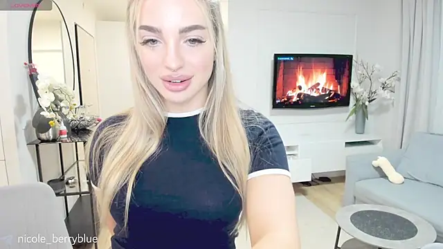 Snapshot of nicole_blueberry chatting on October 26, 10:15 pm nicole blueberry online show from October 26, 10:15 pm