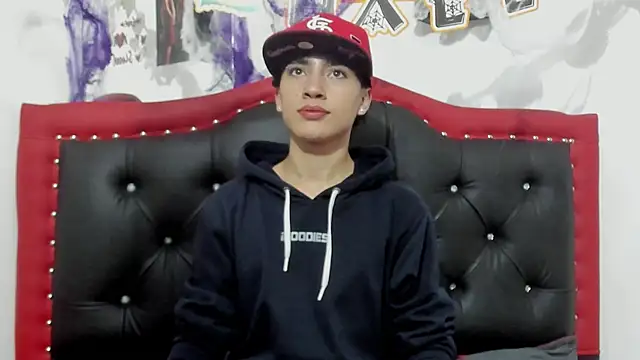 Snapshot of Thiago_Divine_ chatting on October 17, 10:56 pm Thiago Divine online show from October 17, 10:56 pm