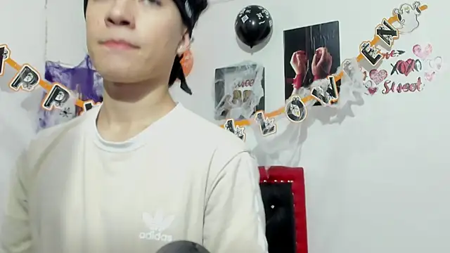 Snapshot of Thiago_Divine_ chatting on October 18, 9:04 pm Thiago Divine online show from October 18, 9:04 pm