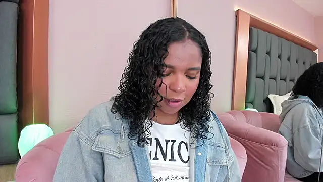 LisaMendez online show from November 11, 4:01 am