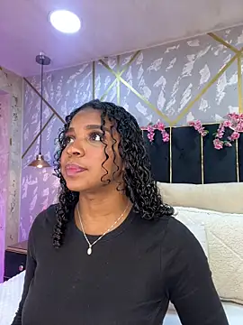 Snapshot of LisaMendez chatting on May 17, 4:10 am LisaMendez online show from May 17, 4:10 am