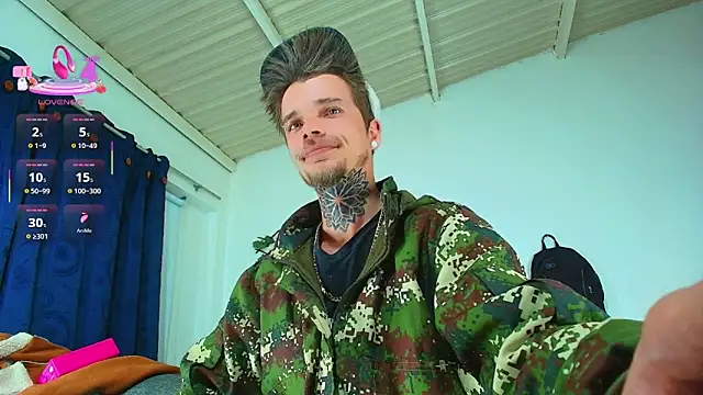 Snapshot of Gold_Loyal77 chatting on September 25, 8:29 am Gold Loyal77 online show from September 25, 8:29 am