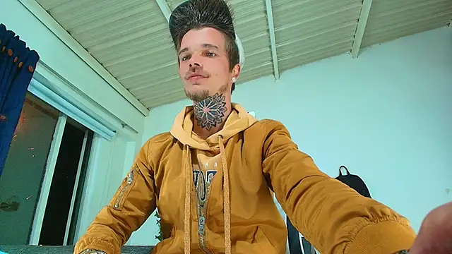 Snapshot of Gold_Loyal77 chatting on October 18, 7:20 am Gold Loyal77 online show from October 18, 7:20 am