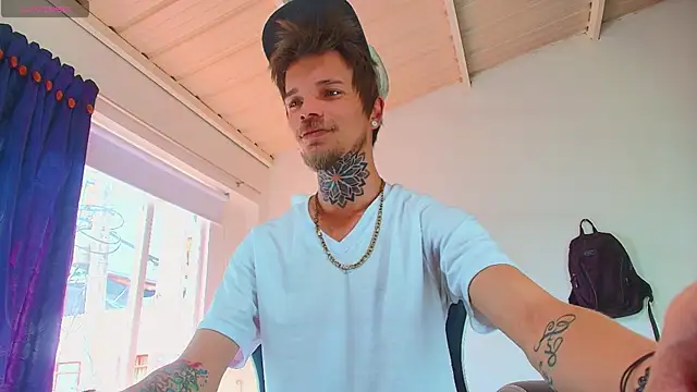 Snapshot of Gold_Loyal77 chatting on December 1, 3:06 pm Gold Loyal77 online show from December 1, 3:06 pm