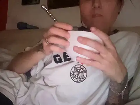 Snapshot of dddasani chatting on November 17, 2:06 am dddasani online show from November 17, 2:06 am