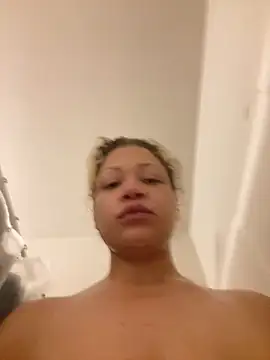 thatgurlred online show from May 4, 4:36 pm
