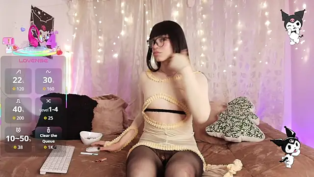 Snapshot of GothBella chatting on December 5, 2:42 am GothBella online show from December 5, 2:42 am