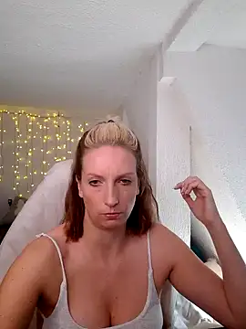 SexyJulia21 online show from February 28, 9:15 am