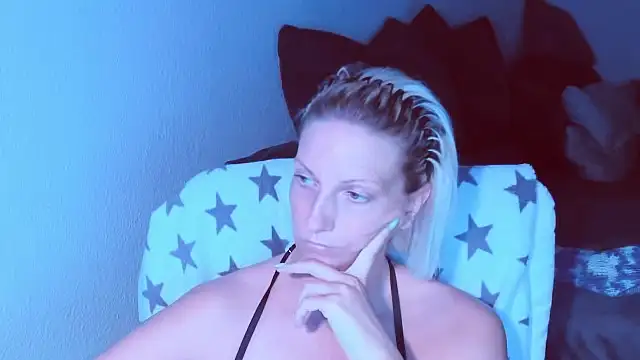 Snapshot of SexyJulia21 chatting on July 2, 5:02 am SexyJulia21 online show from July 2, 5:02 am