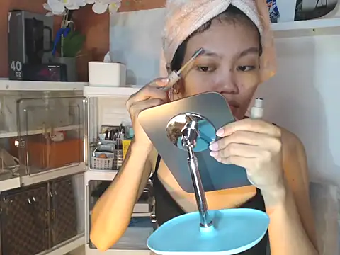 Snapshot of skinny_gracie chatting on June 28, 12:05 am skinny gracie online show from June 28, 12:05 am