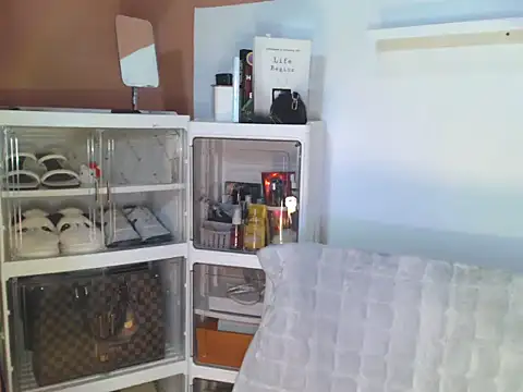 Snapshot of skinny_gracie chatting on July 21, 9:22 am skinny gracie online show from July 21, 9:22 am