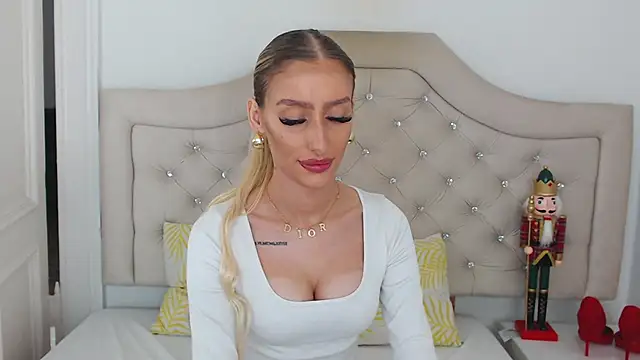 Snapshot of NatalieSensual chatting on December 14, 2:33 pm NatalieSensual online show from December 14, 2:33 pm