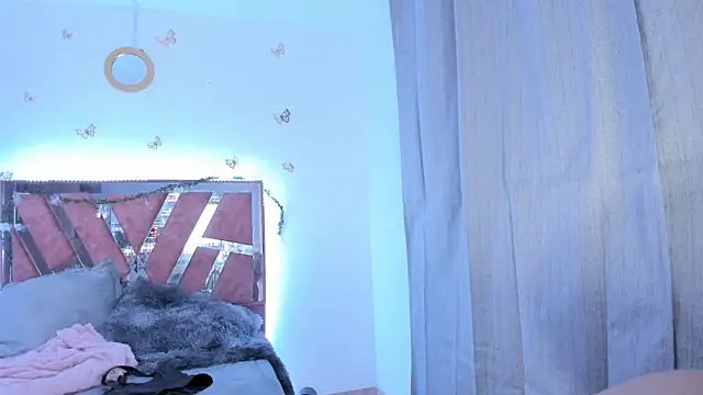 Snapshot of Ella_Lenox chatting on December 17, 1:33 am Ella Lenox online show from December 17, 1:33 am