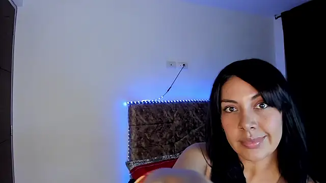 Snapshot of Vik_gomez chatting on December 18, 3:01 am Vik gomez online show from December 18, 3:01 am