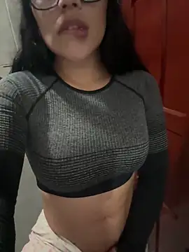 Snapshot of laure_torres chatting on October 25, 12:07 am laure torres online show from October 25, 12:07 am