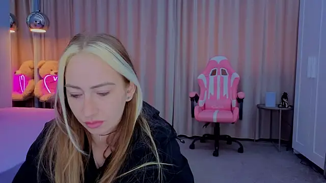 Reina Cummings online show from November 10, 7:18 am