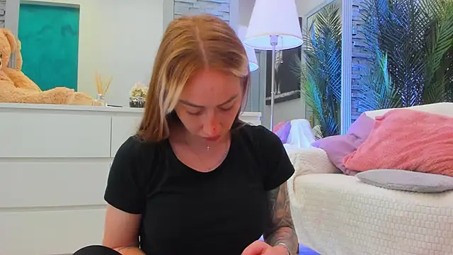 Reina Cummings online show from June 12, 6:23 am