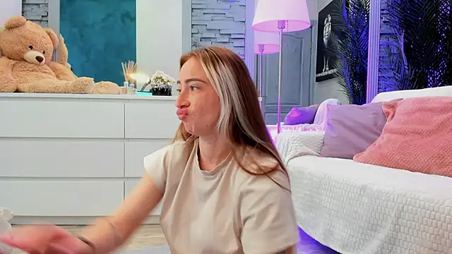 Reina Cummings online show from June 15, 5:42 am