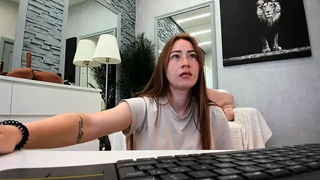 Reina Cummings online show from June 21, 6:38 am