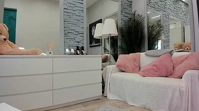 Reina Cummings online show from June 29, 6:41 am
