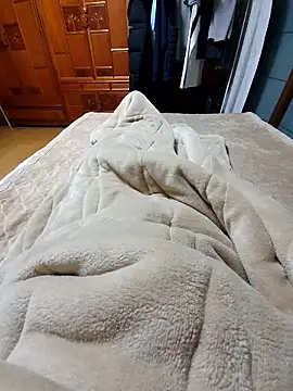 Snapshot of starvingo2002 chatting on December 2, 10:31 am starvingo2002 online show from December 2, 10:31 am