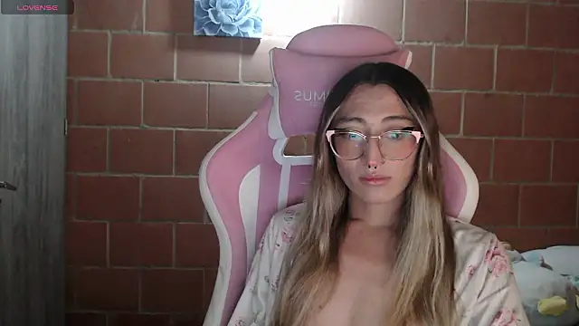 Snapshot of Andrea_camilaaa chatting on January 16, 12:03 am Andrea camilaaa online show from January 16, 12:03 am