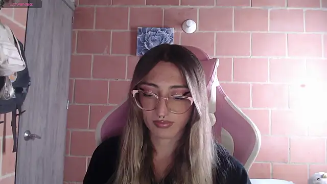 Snapshot of Andrea_camilaaa chatting on February 3, 2:22 pm Andrea camilaaa online show from February 3, 2:22 pm