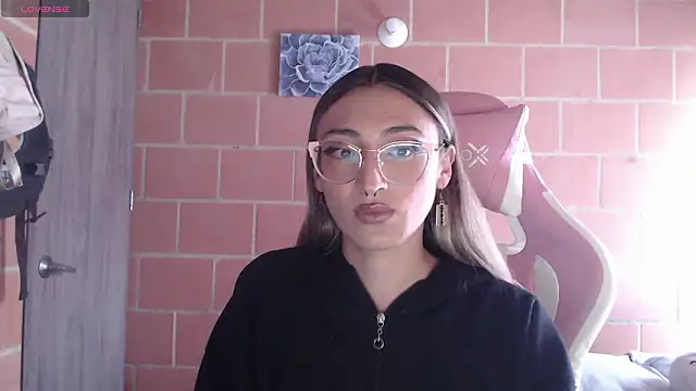 Snapshot of Andrea_camilaaa chatting on February 4, 3:07 pm Andrea camilaaa online show from February 4, 3:07 pm